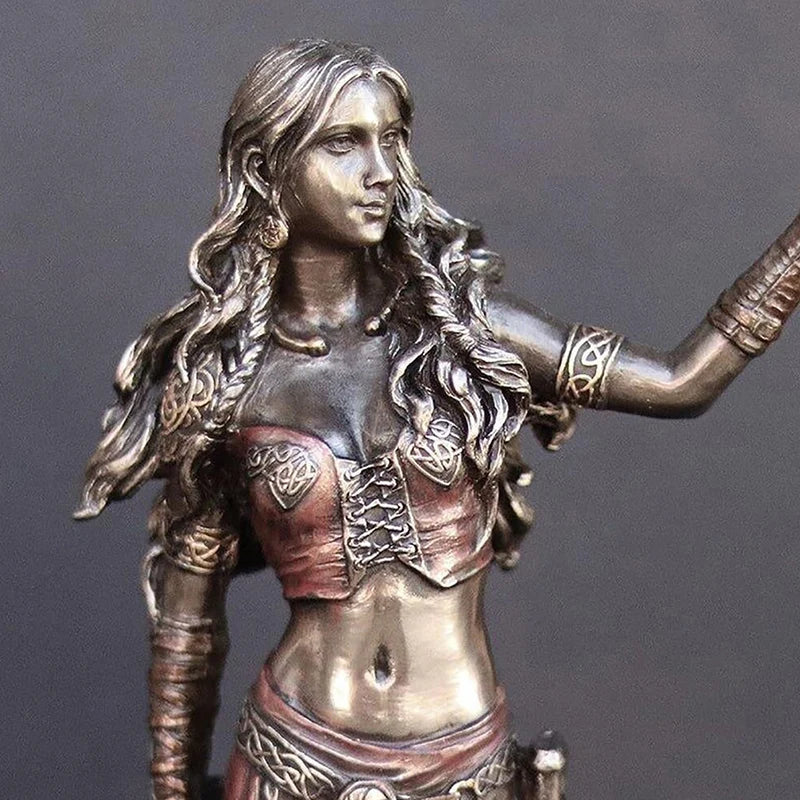 Estátua de Resina Morrigan – Deusa Celta da Guerra com Corvo e Espada | Acabamento Bronzeado para Decoração Mitológica