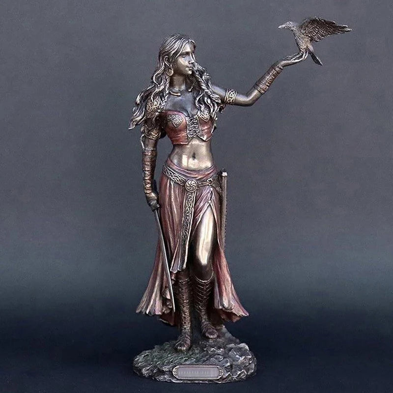 Estátua de Resina Morrigan – Deusa Celta da Guerra com Corvo e Espada | Acabamento Bronzeado para Decoração Mitológica